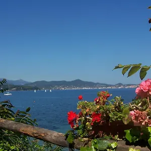https://camping-village-rosselba-le-palme-portoferraio.it-tuscanyhotel.com